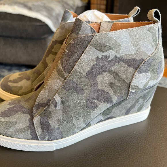 Linea Paolo Camo Wedge Booties, Size 9 - Picture 2 of 9